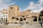 800px-Caceres_Spain_Plaza_Mayor_Arco.jpg