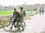 Sonrisas-estadounidense-bicicleta-provincia-kandahar_CLAIMA20100726_0018_8.jpg