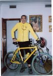 con bici amarilla1.jpg