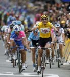 2007-07-10T165316Z_01_NOOTR_RTRIDSP_2_OFRTP-SPORT-CYCLISME-TOUR-20070710.jpg