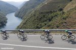 vuelta16st6-peloton-lake-1000.jpg