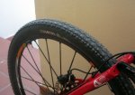 Detalle rueda trasera Maxxis.jpg