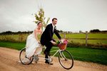 novios-llegando-a-la-boda-en-bicicleta.jpg