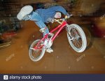 bmx-rider-realiza-un-truco-en-una-rampa-de-indoor-skatepark-en-newport-reino-unido-2aeja9r.jpg