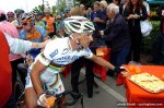 2008_giro_d_italia_stage12_paolo_bettini_quick_step_grabs_a_pastry.jpg