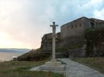 El cruceiro y al fondo el museo.jpg