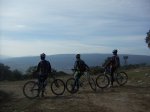 Oli, Raul y Victor en el collado de Undagana, con molinos de Badaia de fondo.jpg