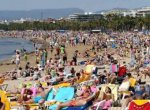 Numerosas_personas_playa_Levante_Salou.jpg